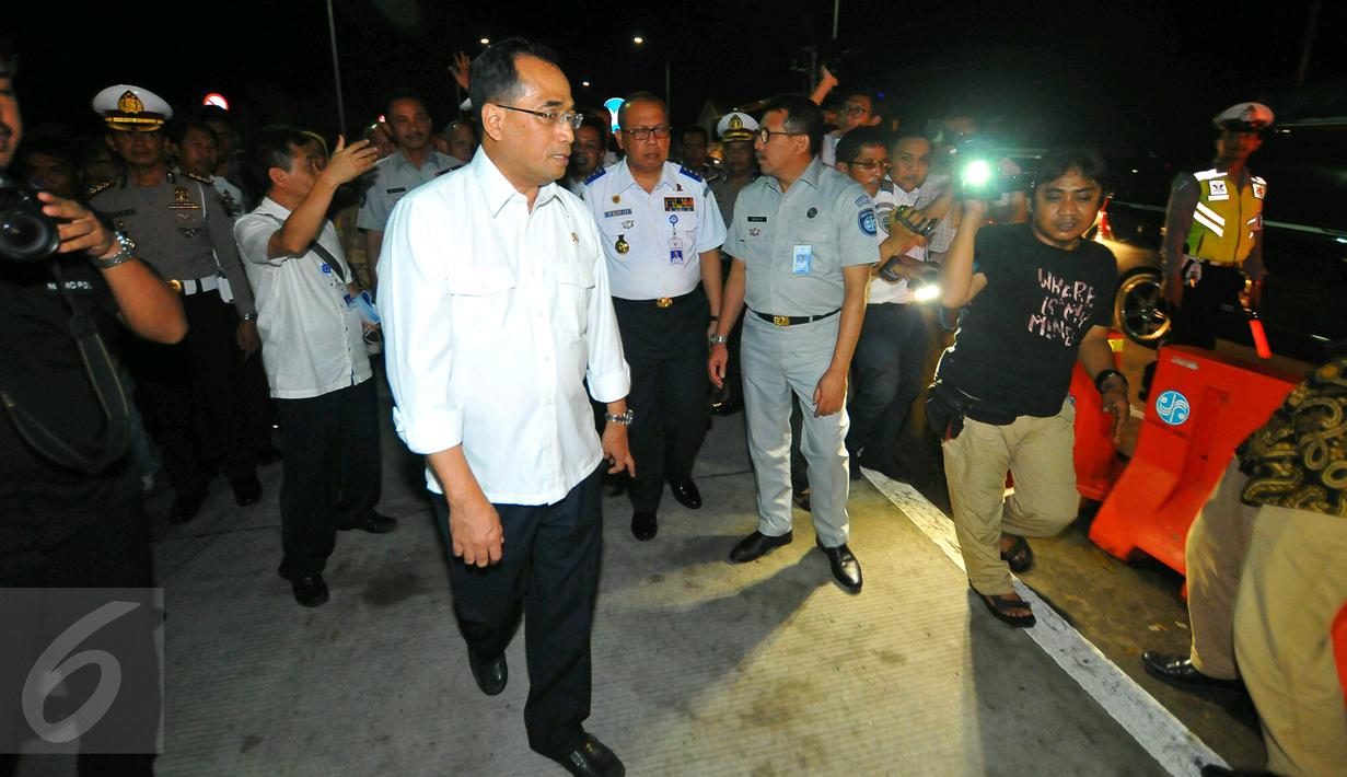 Menhub Budi Karya Sumadi saat meninjau kesiapan jelang Natal dan Tahun Baru di pintu keluar tol Brebes Timur atau Brexit Jumat (23/12). Banyak warga lebih memilih menggunakan moda tranportasi kereta api dan pesawat terbang. (Liputan6.com/Angga Yuniar)