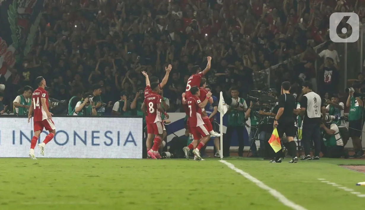 Pemain Timnas Indonesia merayakan gol yang dicetak Ole Romeny pada menit ke-44 saat laga lanjutan putaran ketiga kualifikasi Piala Dunia 2026 zona Asia grup C melawan China di Stadion Utama Gelora Bung Karno, Jakarta, Kamis (5/6/2025). (Liputan6.com/Angga Yuniar)