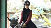 Bintang sinetron yang beberapa tahun belakangan ini fokus bisnis itu menceritakan kejadian Shireen saat jatuh dari kuda barunya. Menurut pria tiga orang anak itu, Shireen jatuh saat pertama naik kuda baru yang datang dari Belanda. [Instagram/shireensungkar]