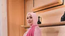 Sementara saat siraman, Angelina Sondakh memilih kebaya modern panjang warna pink pastel yang selaras dengan hijabnya. Detail sendang warna pink magenta buat penampilannya semakin anggun. [@rezaartameviaofficial/@angelinasondakh09].