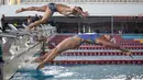 <p>Atlet renang Indonesia, Flairene Candrea (bawah) dan rekannya berlatih saat Pelatnas untuk SEA Games 2023 di Stadion Akuatik GBK, Senayan, Jakarta, Rabu (05/04/2023). Indonesia akan mengikuti perhelatan olahraga terbesar Asia Tenggara tersebut pada 5 hingga 17 Mei 2023 di Kamboja. (Bola.com/Bagaskara Lazuardi)</p>