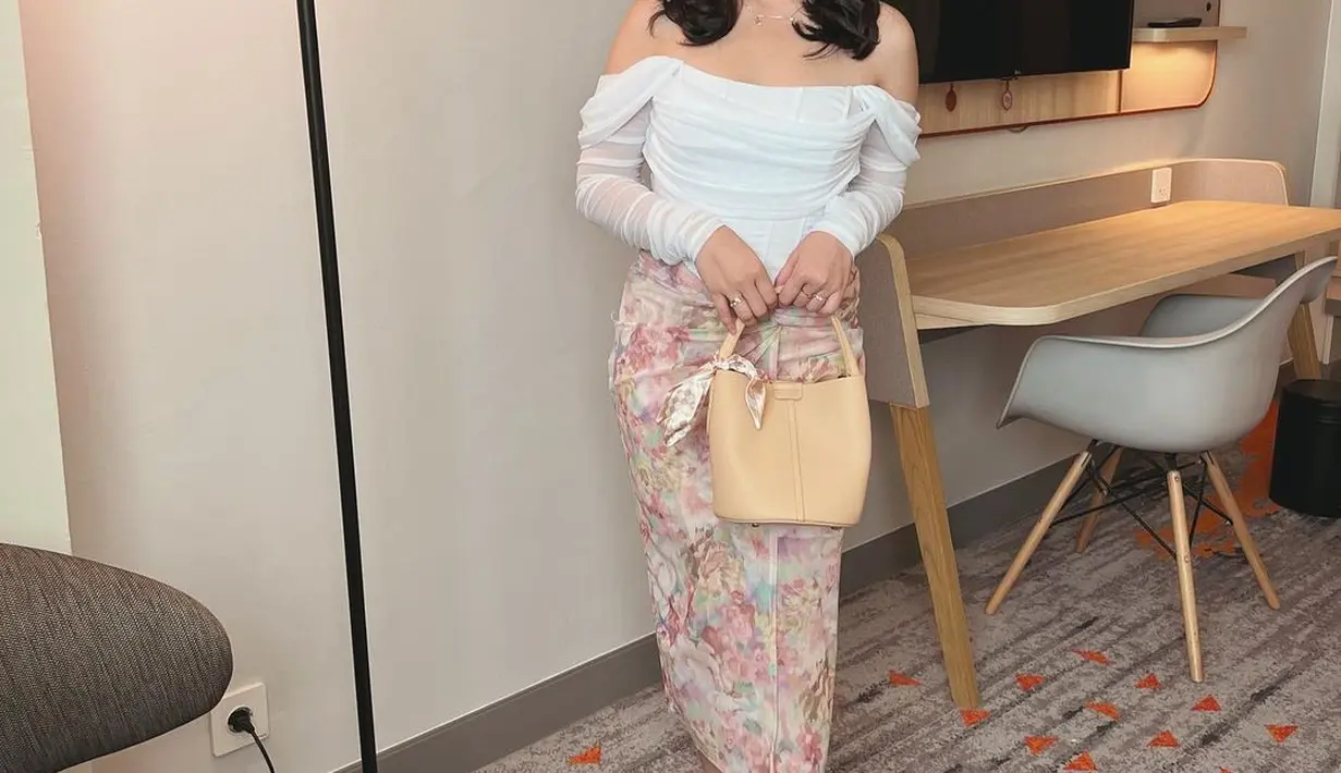 Untuk gaya lebih manis, kamu bisa gunakan sabrina top. Busana ini cocok untukmu yang menyukai style feminin. Menunjukkan sedikit kulit tubuh akan memberi kesan seksi namun tidak berlebihan. [Instagram/prillylatuconsina96]