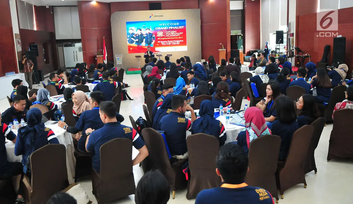 Seluruh finalis Citizen Journalist Academy (CJA) Energi Muda Pertamina saat bertandang ke Kantor Pusat Pertamina, Jakarta, Rabu (15/11). (Liputan6.com/Helmi Afandi)