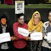 Aktivis dari Indonesia Corruption Watch (ICW) melakukan aksi di depan Gedung Merah Putih Komisi Pemberantasan Korupsi (KPK), Jakarta, Selasa (28/6/2022). ICW mengingatkan keseriusan KPK dalam menangani kasus buronnya tersangka korupsi, Harun Masiku. (Liputan6.com/Helmi Fithriansyah)