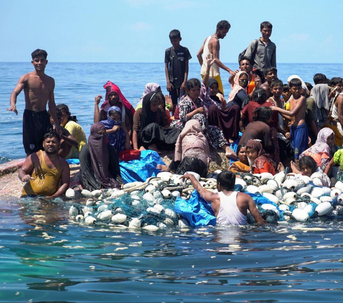 Pada hari Rabu (20/3/2024) lalu, nelayan Aceh berjuang untuk menyelamatkan puluhan warga Rohingya setelah air pasang membalikkan kapal mereka di perairan provinsi Aceh. Gelombang pengungsi Rohingya ke Indonesia kembali bertambah. Foto: REUTERS / Hendri<