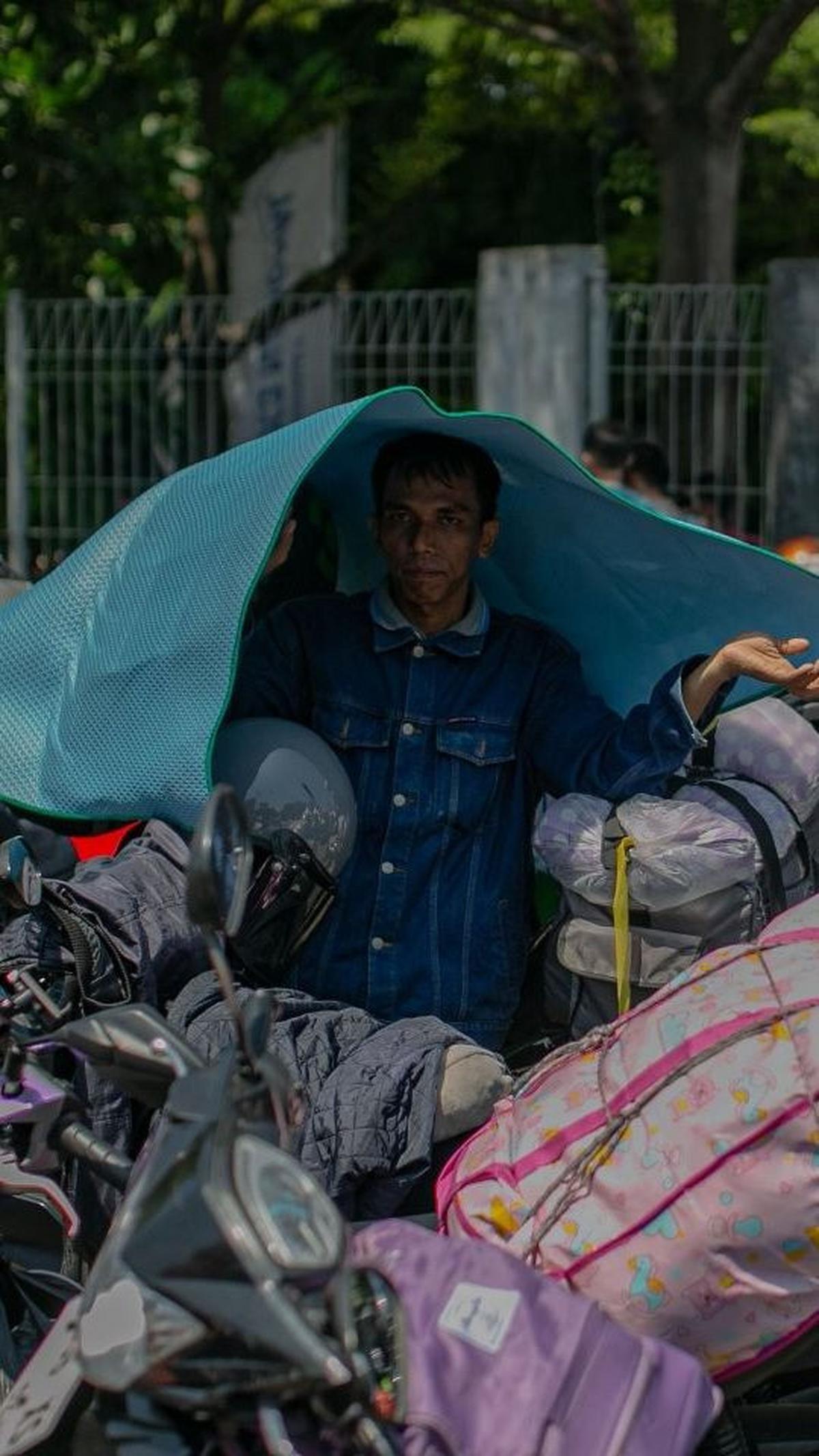 Sedangkan bagi yang tidak kebagian tempat berteduh mereka memanfaatkan karpet yang mereka bawa untuk melindungi diri dari sinar panas matahari. Foto: liputan6.com / Angga Yuniar