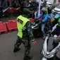 Petugas memeriksa surat tugas pemilik kendaraan bermotor pada Pos Penyekatan Lebaran 2021 di Ciloto, Cianjur, Jawa Barat (9/5/2021). Pos penyekatan ini ditujukan kepada kendaraan pemudik yang selanjutnya akan memutar balik para pemudik dalam upaya pengendalian COVID-19. (merdeka.com/Arie Basuki)