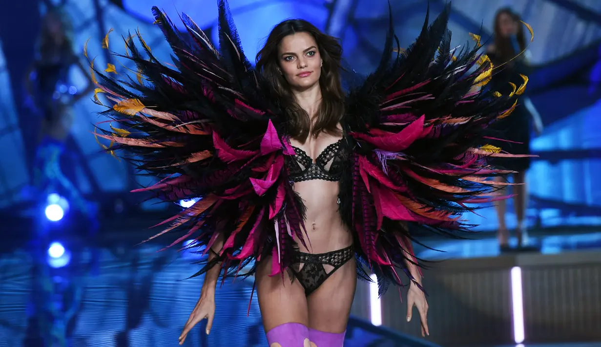 Seorang model dalam balutan lingerie berjalan di atas catwalk saat Victoria’s Secret Fashion Show 2015 di New York City, Selasa (10/11). (AFP PHOTO/Jewel Samad)
