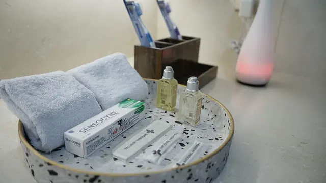 Via Vallen dan Chevra Yolandi bersama anak pertama (Dok. National Hospital)