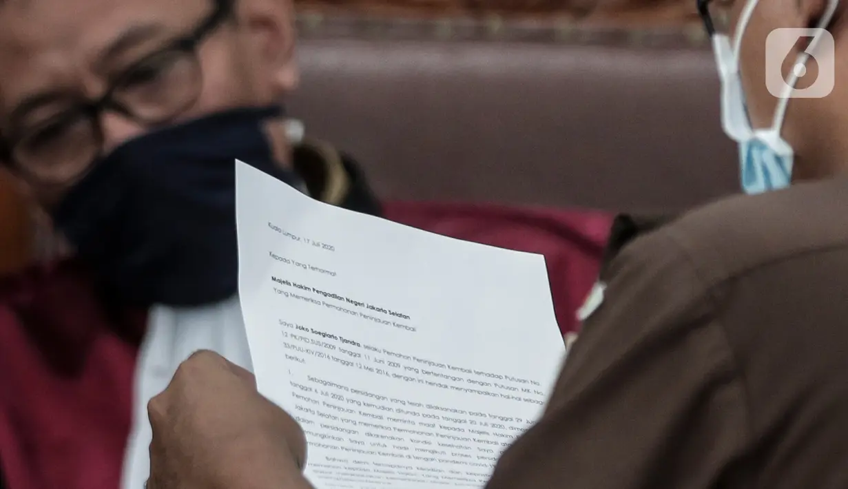 Surat dari buron kasus pengalihan hak tagih Bank Bali, Djoko Sugiarto Tjandra dalam sidang peninjauan kembali (PK) di PN Jakarta Selatan, Senin (20/7/2020). Melalui sebuah surat yang dibacakan pengacaranya, Djoko Tjandra mengungkapkan alasannya tak bisa menghadiri sidang. (Liputan6.com/Johan Tallo)