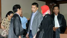 Ekspresi terdakwa kasus suap anggota DPR, Abdul Khoir usai menjalani sidang pembacaan putusan di Pengadilan Tipikor, Jakarta, Kamis (9/6/2016). Abdul Khoir divonis 4 tahun penjara. (Liputan6.com/Helmi Afandi)