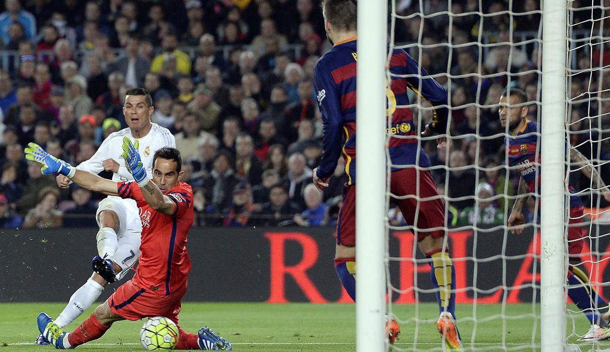 Proses gol yang dicetak Cristiano Ronaldo ke gawang Barcelona pada laga La Liga. Meski hanya mampu mengantar Los Blancos menjadi runner-up Liga Spanyol namun penampilan CR 7 tetap berada di atas rata-rata. (AFP/Josep Lago) 