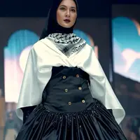 Intip potret Paula Verhoeven yang tampil menyala dengan dress hitam putih (@zaskiasungkar15)