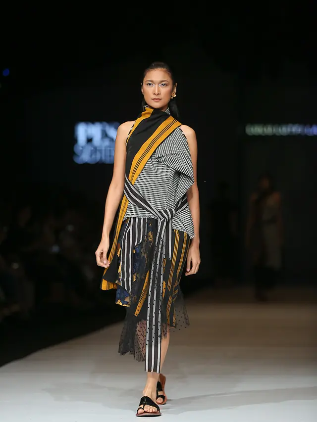 Parade apik tenun dan lurik di panggung JFW 2019