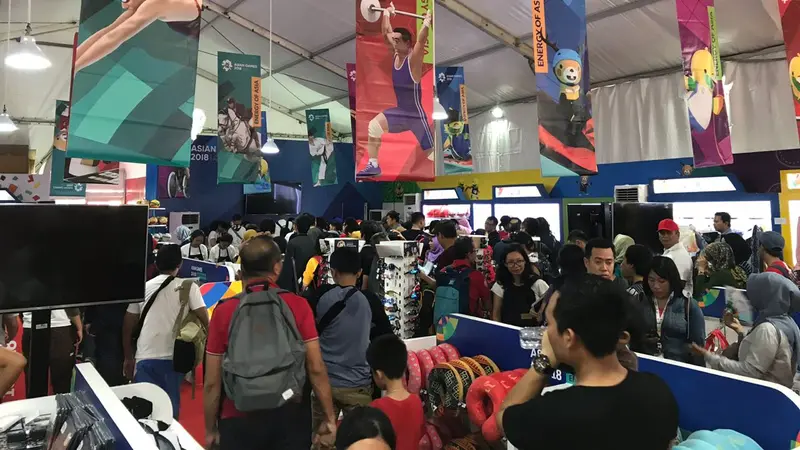 Para pengunjung di Stadion Utama Gelora Bung Karno menyerbu merchandise Asian Games 2018