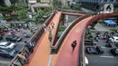 Warga ngabuburit di JPO Pinisi Pinisi Karet-Sudirman, Jakarta Pusat, Senin (4/4/2022). JPO Pinisi kini menjadi destinasi baru warga Jakarta untuk menunggu waktu berbuka puasa atau ngabuburit sambil menikmati suasana perkotaan. (merdeka.com/Iqbal S. Nugroho)