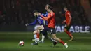 Pemain Chelsea Jorginho (kiri) berebut bola dengan pemain Luton Town Harry Cornick pada pertandingan sepak bola putaran kelima Piala FA di Kenilworth Road, Luton, Inggris, 2 Maret 2022. Chelsea menang 3-2. (AP Photo/Ian Walton)