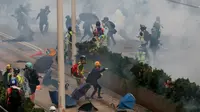 Polisi menembakkan gas air mata untuk membubarkan demonstran di Hong Kong, Minggu (29/9/2019). Selain menggunakan gas air mata, polisi juga menembakkan peluru karet dan meriam air selama beberapa jam di sejumlah lokasi. (AP Photo/Gemunu Amarasinghe)