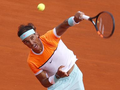 Rafael Nadal melepaskan pukulan keras kontra Novak Djokovic (REUTERS/Jean-Paul Pelissier)