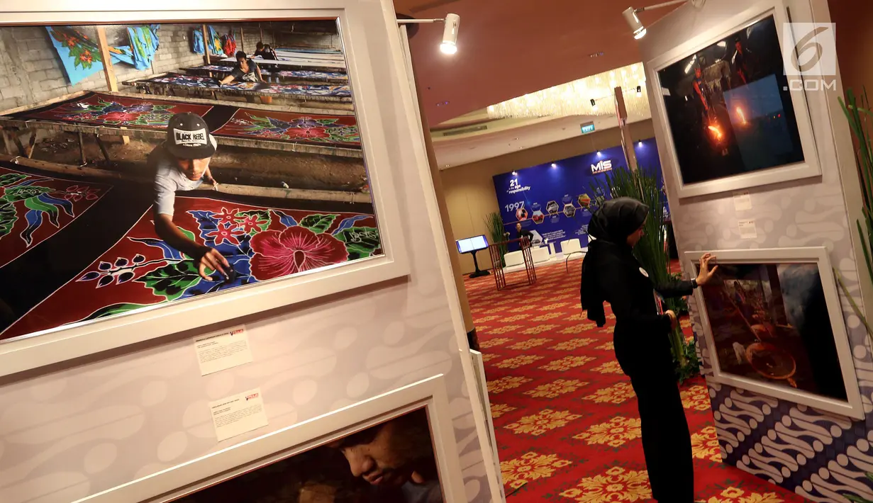 Pengunjung melihat Foto para Finalis ajang Penganugrahan Praja 2018, Jakarta, Kamis (16/11). Dalam kesempatan tersebut Praja meluncurkan  Pracico Privilege,  kartu keanggotaan pada koperasi simpan pinjam Pracico Inti Sejahtera. (Liputan6.com/Johan Tallo)