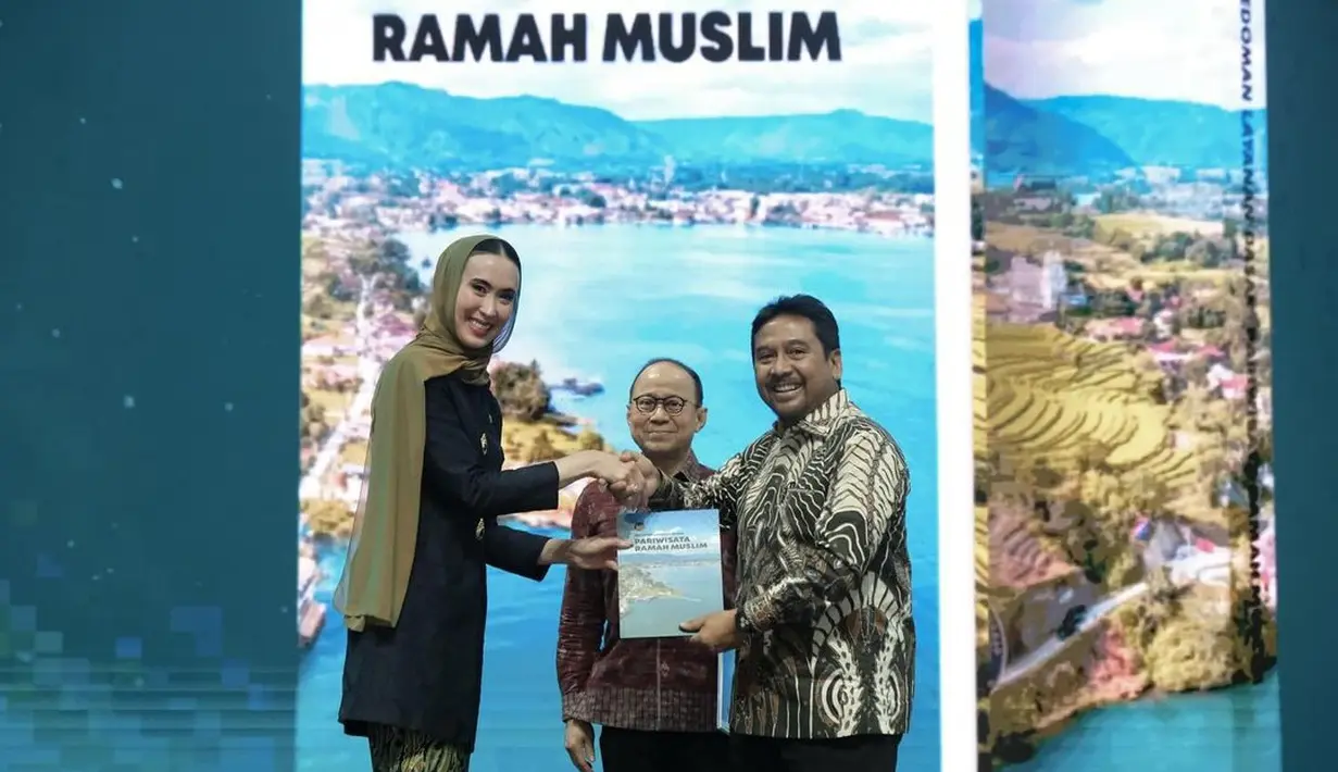 Widi Wardhana kenakan kebaya embroidery hitam polos dengan rok batik prada berwarna hijau emas [@widi.wardhana]