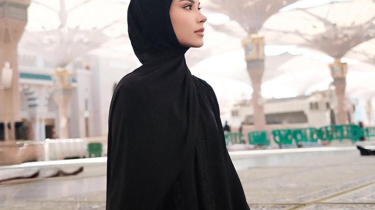 Momen Alyssa Daguise Umrah Bersama Ibu, Kompak dengan Warna Outfit Hitam yang Memesona
