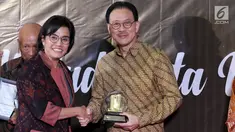 Menkeu Sri Mulyani (kiri) memberikan apresiasi dan penghargaan kepada President Commissioner EMTEK Eddy Kusnadi Sariaatmadja di Jakarta, Rabu (13/3). Eddy dianggap berkontribusi besar dan patuh terhadap peraturan perpajakan. (Liputan6.com/JohanTallo)