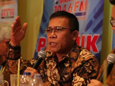 Anggota DPR RI F-PDIP, Masinton Pasaribu saat berdialog membahas Freeport di Warung Daun, Jakarta, Sabtu (12/12/2015). Masinton menyebut Freeport sebagai VOC gaya baru. (Liputan6.com/Angga Yuniar)