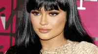 4 Ritual Cantik Kylie Jenner di Pagi Hari