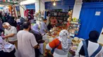 Warga membeli produk makanan untuk persiapan menyambut datangnya bulan Ramadan di Ibu Kota Tripoli, Libya, 1 Mei 2019. Kendati tertekan lantaran dibayang-bayangi oleh pertempuran antara pasukan pemerintah dengan pemberontak, warga Tripoli tetap antusias menyambut Ramadan. (MAHMUD TURKIA/AFP)