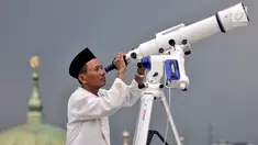 Tim hisab rukyat Kanwil Kemenag DKI Jakarta memantau hilal 1 Ramadan 1440 H menggunakan teleskop dari atap Gedung Kanwil Kemenag DKI Jakarta, Minggu (5/5/2019). Tim hisab rukyat menggunakan jenis teropong seperti theodolite (kuning), teleskop, dan binokular. (merdeka.com/Iqbal S Nugroho)