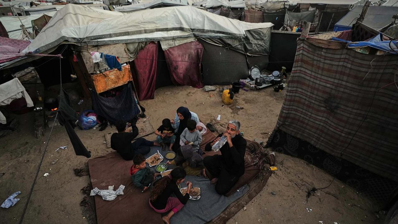 FOTO: Ramadan di Tengah Pengungsian Gaza