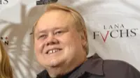 Komedian Louie Anderson dalam sebuah acara pada 9 Desember 2012. (Melly Allen via Wikimedia Commons)