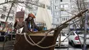 German Yesakov mengunakan pakaian Kapten Jack Sparrow, saat menjemput pengantinnya dengan kapal 'Black Pearl' di selatan kota Stavropol, Rusia, Jumat (5/2). Yesakov melakukan ini tanpa sepengetahuan calon istrinya, Anastasiya. (REUTERS/Eduard Korniyenko)
