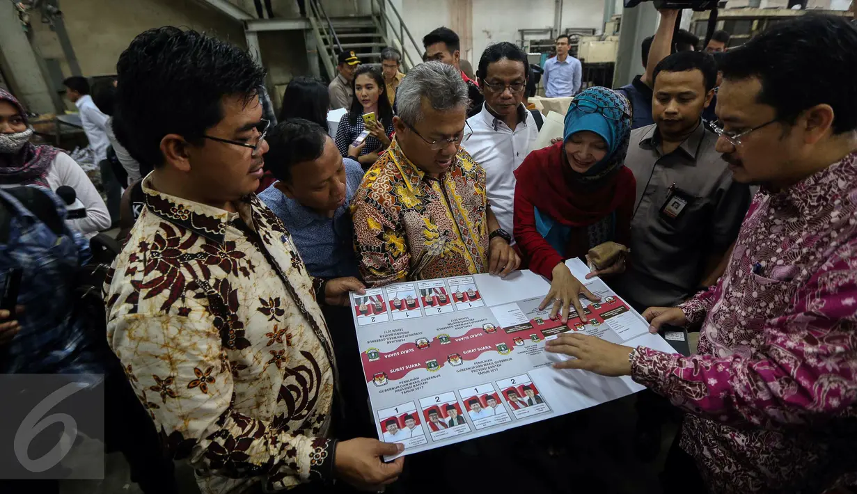 Komisioner KPU RI mengecek warna surat suara pilkada wilayah Banten di percetakan PT Dian Rakyat, Pulo Gadung, Jakarta, Rabu (22/1). Sebanyak 7,9 juta kertas suara mulai dicetak hari ini dengan proses cetak selama empat hari. (Liputan6.com/Faizal Fanani)