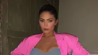 Kylie Jenner mengenakan blazer pink (Dok.Instagram/@kyliejenner/https://www.instagram.com/p/B0MVJbMHlC6/Komarudin)