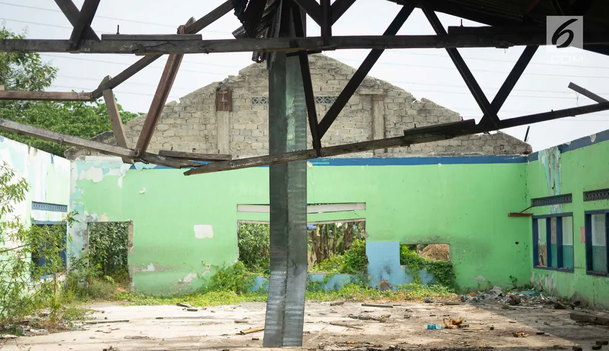 Puing bangunan rumah makan yang lama ditinggalkan di Jalur Pantura, Jawa Barat, Sabtu (8/6/2019). Setelah beroperasinya jalan Tol Cipali yang merupakan bagian dari Tol Trans Jawa menyebabkan bisnis rumah makan di kawasan itu gulung tikar akibat sepinya pengunjung. (Liputan6.com/Immanuel Antonius)