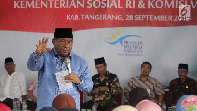 Ketua Komisi VIII DPR, M Ali Taher memberikan sambutan dihadapan 350 keluarga penerima dana Program Keluarga Harapan (PKH) tahap 3 di Desa Cikuya Kabupaten Tanggerang, Jumat (28/9). (Liputan6.com/HO/Agus)