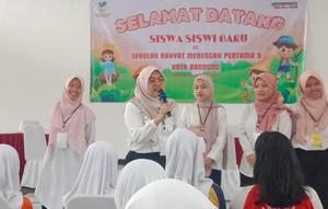 Guru dan murid saat MPLS di SRMP 9 Bandung. (Dok. Kemensos)