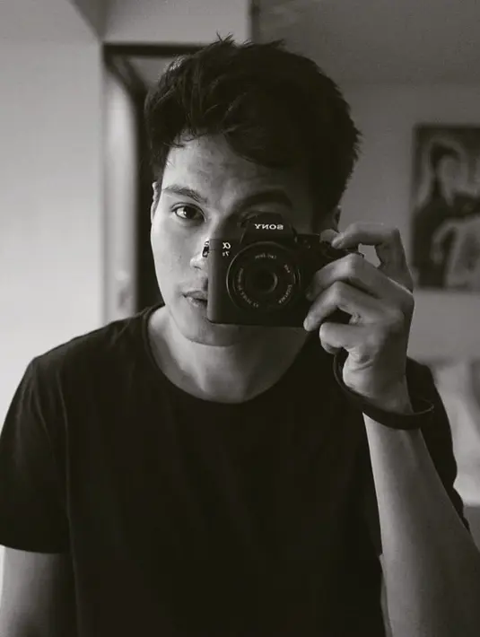 Di masa pandemi Covid-19 ini, hampir setiap orang harus menyesuaikan diri dengan pola hidup baru. Tentu hal ini dapat dilihat dari sisi positif dan negatifnya, bagi Rendy Pandugo, ia merasa bersyukur karena memiliki waktu lebih banyak bersama keluarga. (Instagram/rendypandugo)