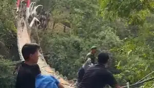 Jembatan Gantung Pongpet Ambruk saat Dilewati Bupati Pangandaran