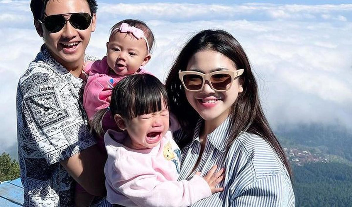 Ada momen lucu saat sesi foto bersama. Tampak Bible yang digendong oleh sang ibunda tampak menangis. Felicya Angelista mengungkapkan kenapa sang anak menangis.