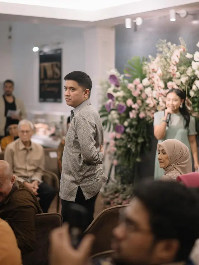 Gaya Kocak Romantis Lamaran Komika Oza Rangkuti dan Aisha Lahtiba, Tampil Simple dengan Busana Serba Lokal