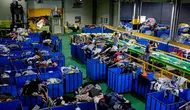 Industri fesyen juga tidak terlepas dari isu lingkungan yang disebabkan fast fashion, pakaian bekas, dan limbah industri. (ANTHONY WALLACE/AFP)