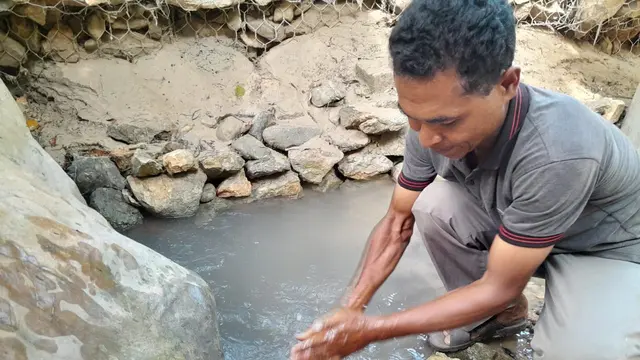 Sumber mata air di dekat sungai yang kini sudah dialirkan lewat pipa-pipa agar dekat dengan rumah masyarakat Desa Basmuti.