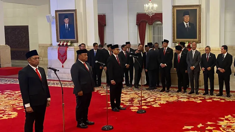 Presiden Jokowi melantik tiga kepala badan di Istana Negara, Jakarta, Senin 919/8/2024).