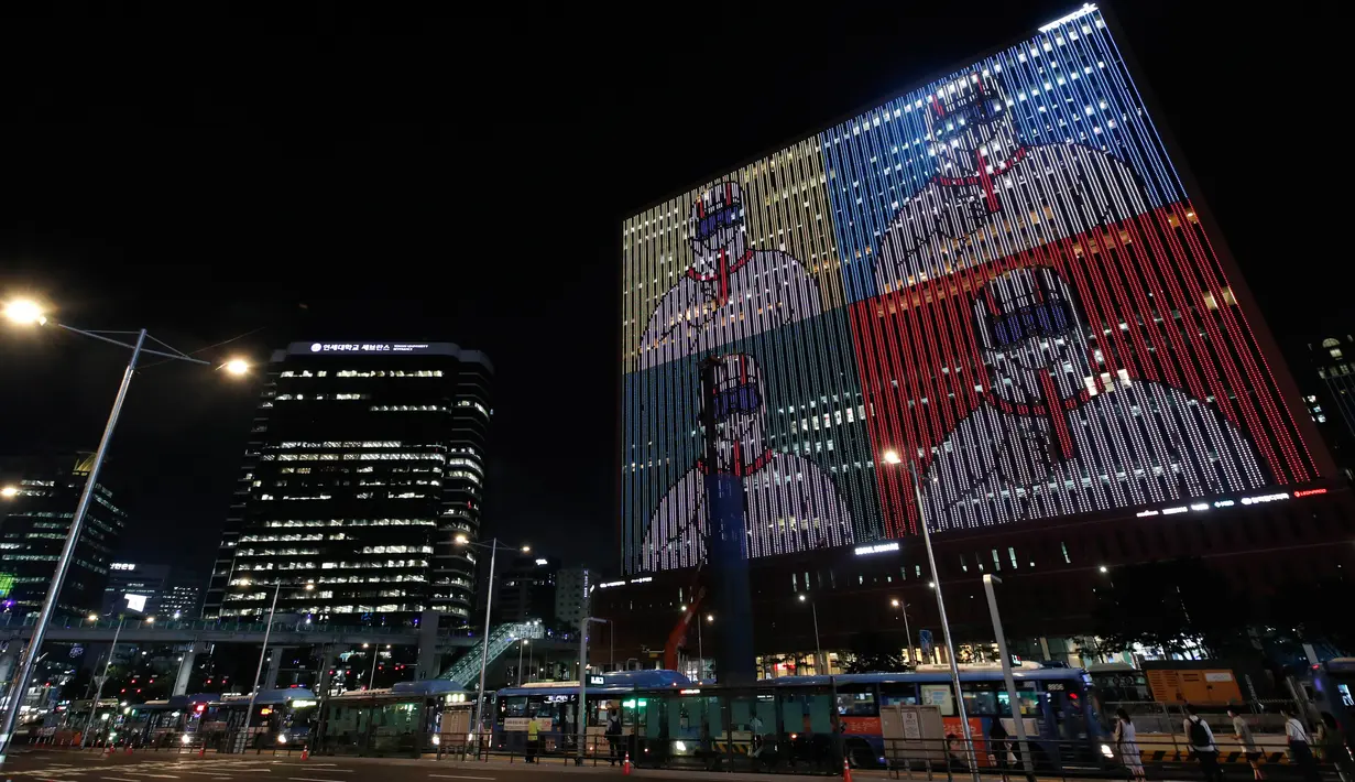 Pesan terima kasih dan dukungan untuk petugas kesehatan, pekerja garis depan dan negara yang memerangi virus corona baru ditampilkan di sebuah gedung di Seoul, Korea Selatan, Senin, (20/7/2020). (AP Photo/Lee Jin-man)