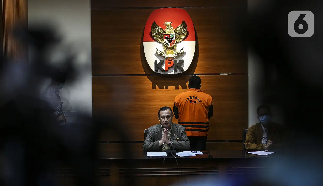 Ketua KPK Firli Bahuri saat menyampaikan keterangan pers terkait penanganan perkara Wali Kota Tanjung Balai M Syahrial di Gedung KPK, Jakarta, Sabtu (24/4/2021). Wakil Ketua DPR RI Aziz Syamsuddin diduga terlibat dalam kasus ini. (Liputan6.com/Johan Tallo)