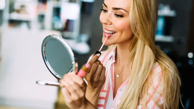 Satu Set Make Up Agar Penampilannya Lebih Stunning di Kantor