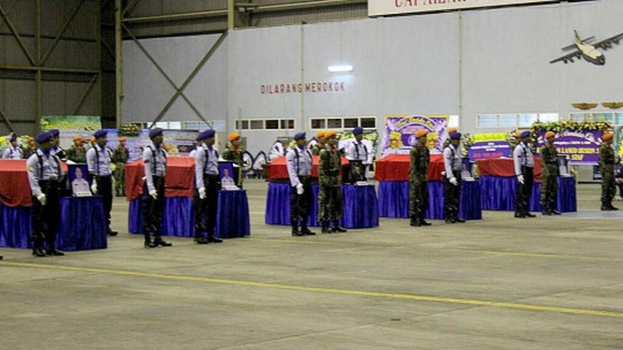 Upacara militer sambut kedatangan jenazah korban Hercules di Malang